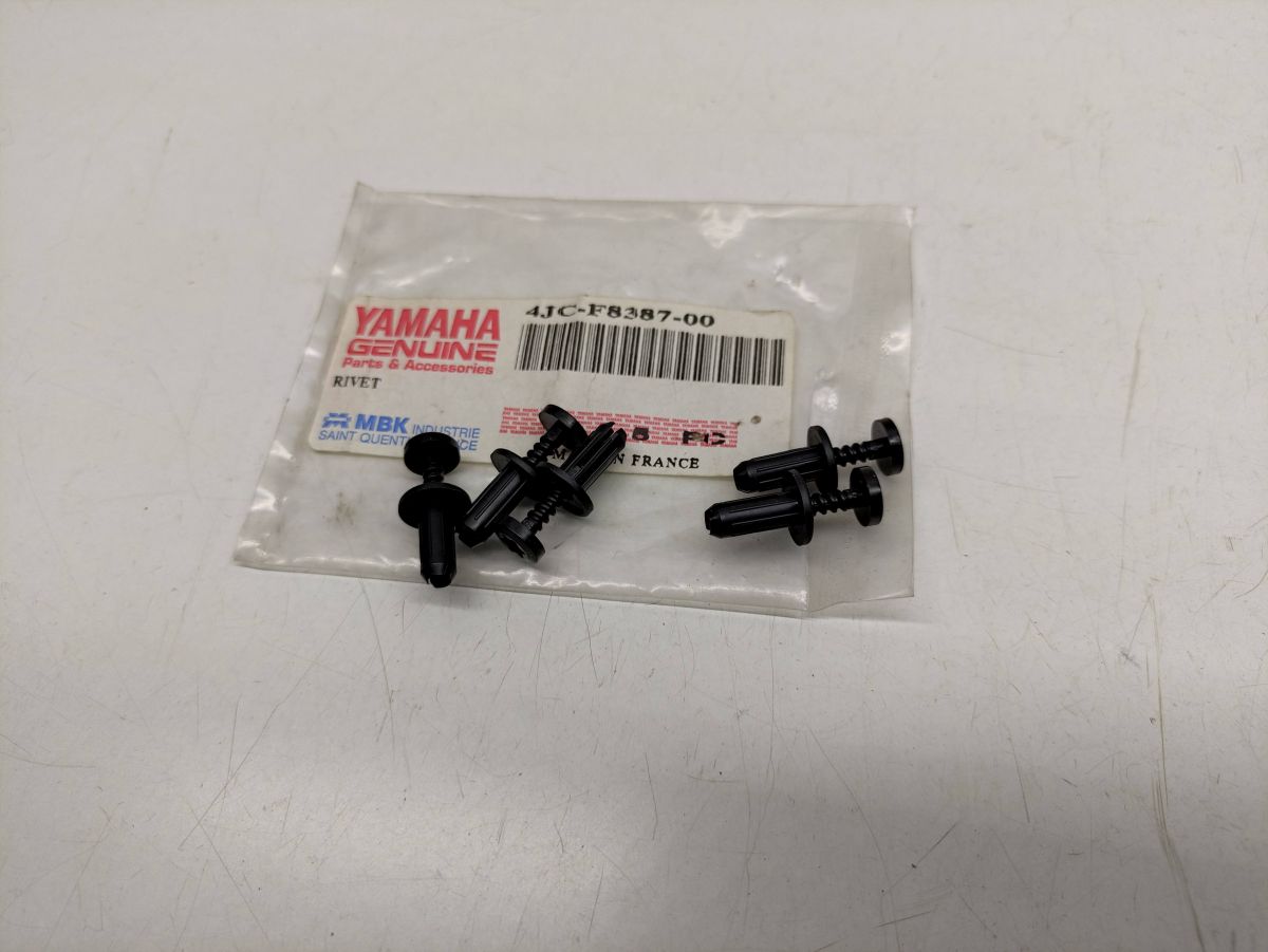 Yamaha CW 50 BW 50 - ORIGINAL Schraube für Scheinwerfergitter Verkleidung  (38-13)