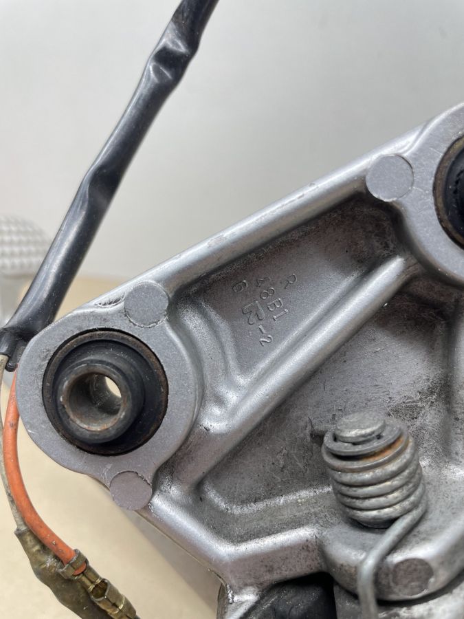 Suzuki GSX 1100 F Fußraste rechts Bremspumpe Fussraste Bremse (118-18)