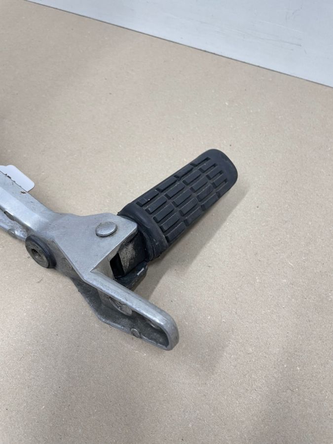 Honda VF 750 F - Fußrastenhalter rechts vorne mit Fußraste footrest (118-6)