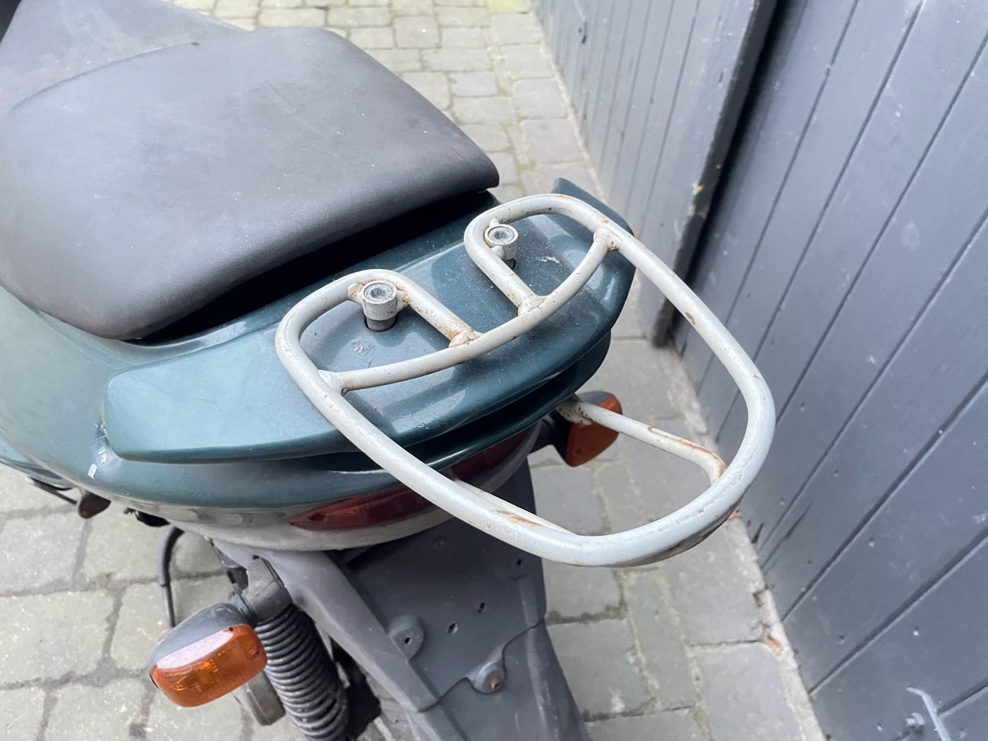 Aprilia Leonardo 125 - Heckspoiler Haltergriff Sozius Spoiler Verkleidung  (109-1)