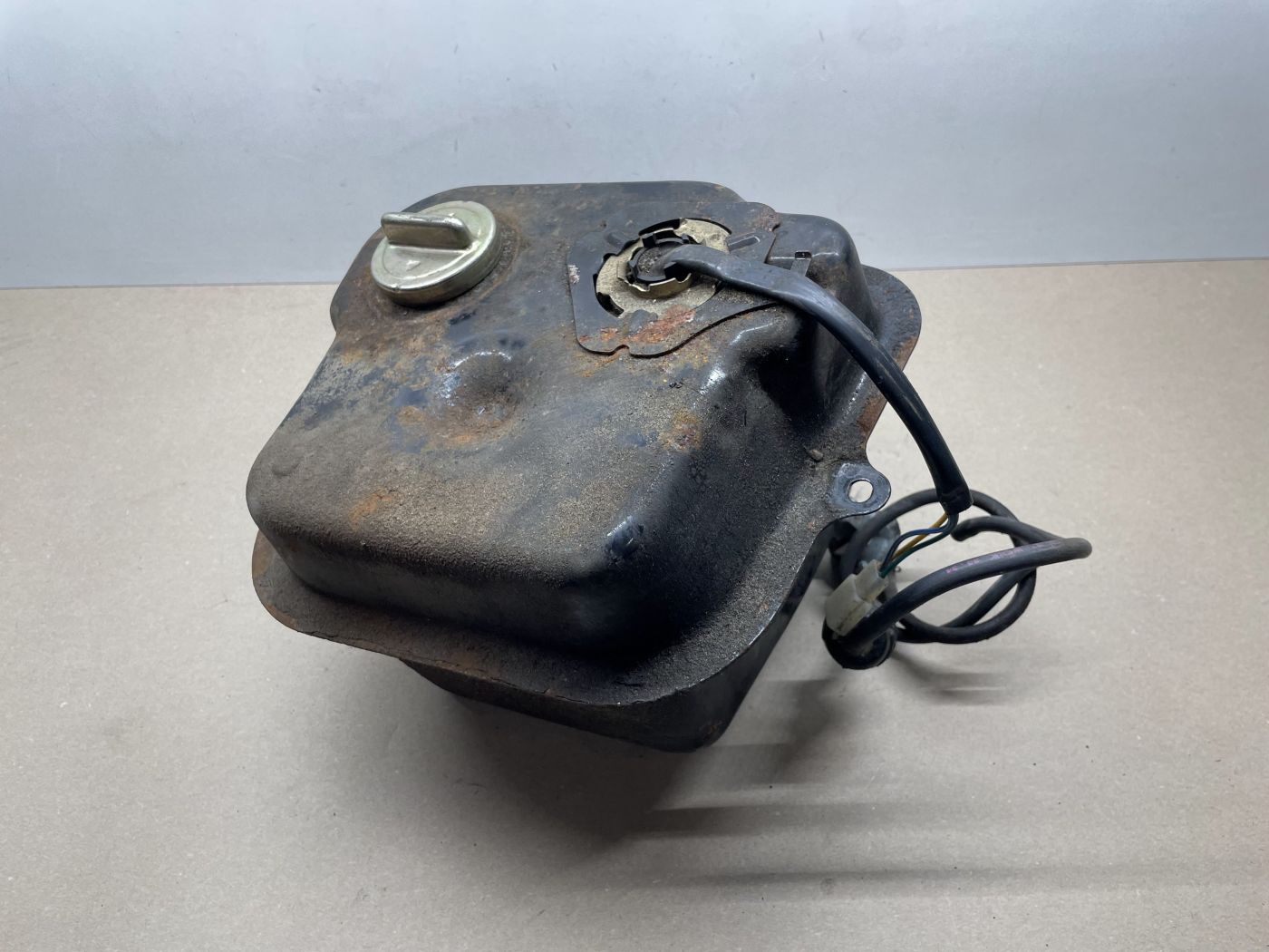 Kymco Cobra Cross - Benzintank Kraftstofftank petrol tank Tankdeckel (114)