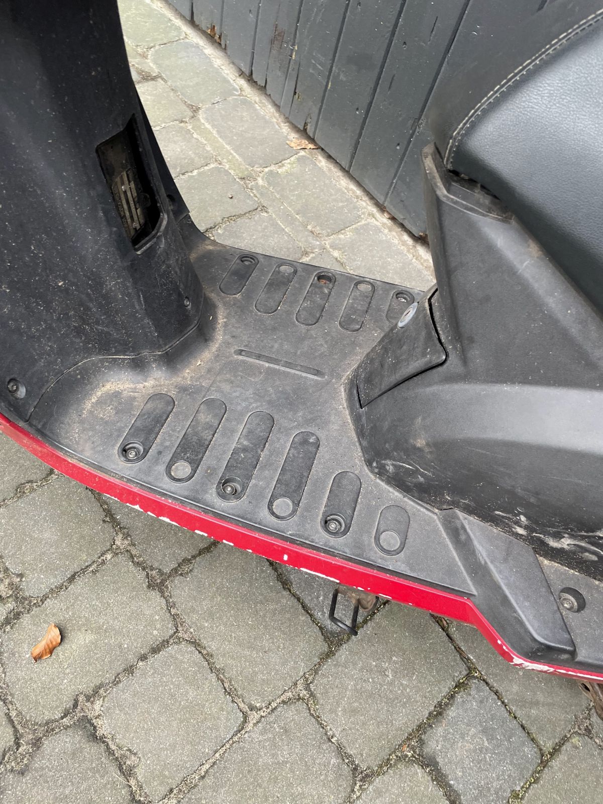 Peugeot New Vivacity 50 2T - Trittbrett Fußablage Abdeckung Verkleidung (90)