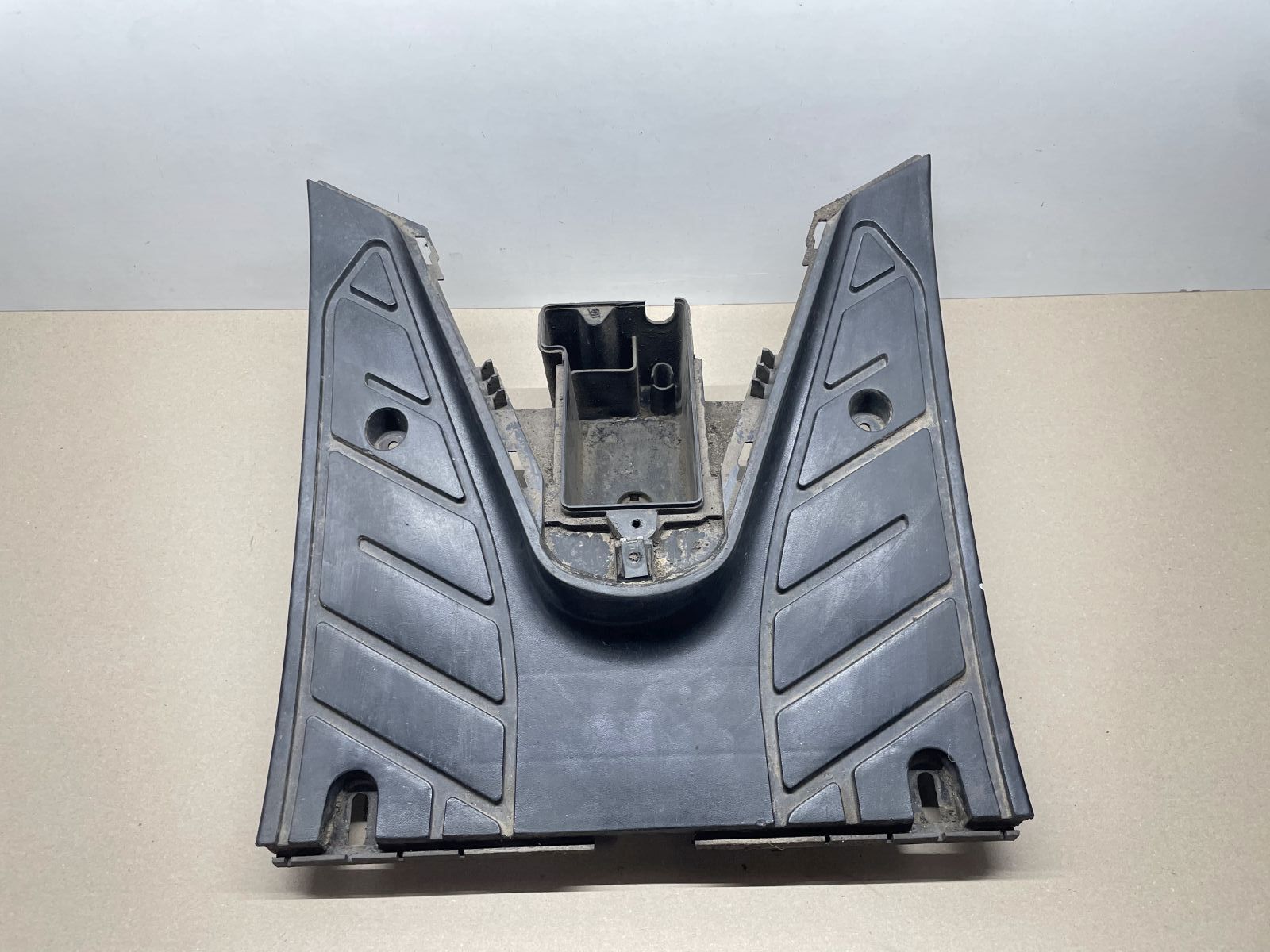 Suzuki AP 50 - Trittbrett Fußablage Verkleidung Abdeckung fairing (62-4)