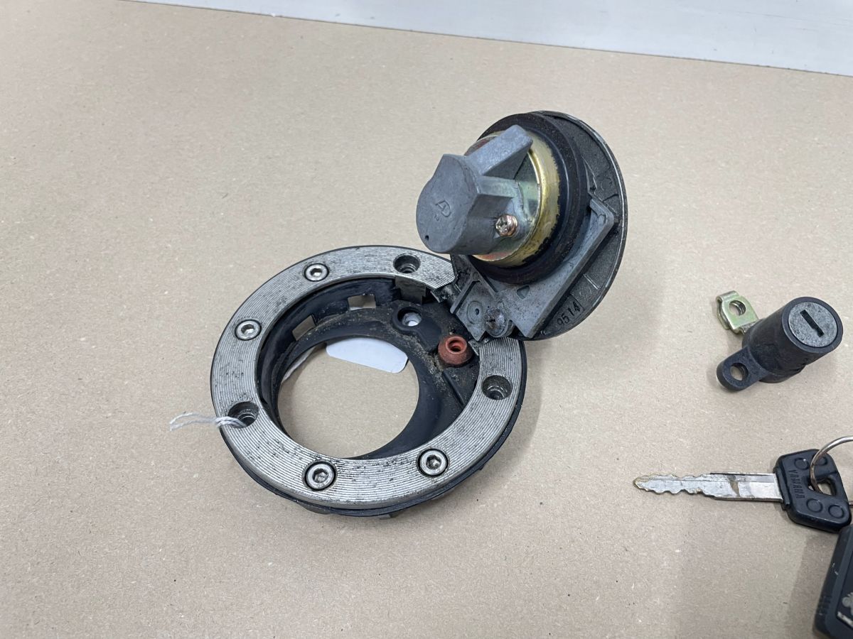 Yamaha YZF R1 - Tankdeckel mit Schloss + Sitzbankschloss tank cap (118-14)