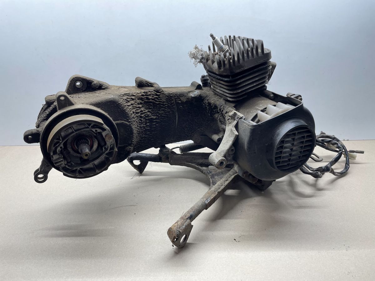 Peugeot TKR Furious 50 -  Motorblock Zylinder Getriebe Kurbelwelle Ständer (89)
