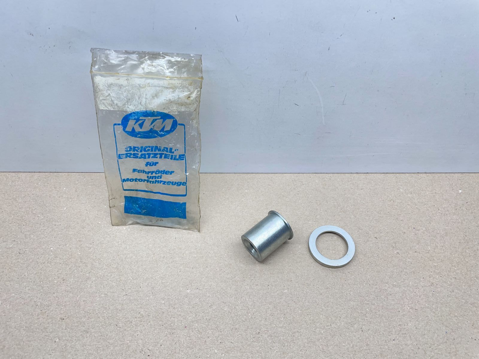 KTM Bora 25 50 - ORIGINAL Distanzsrolle Hinterrad NOS Haltescheibe (39-37)