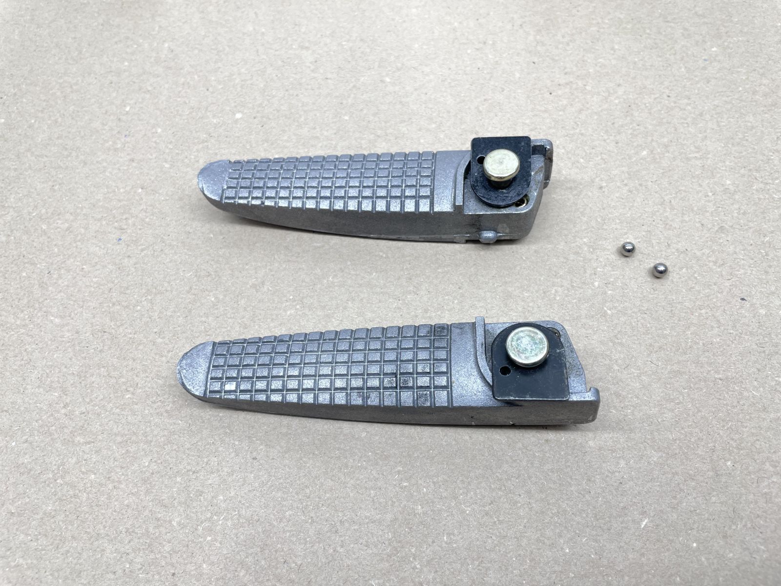 Derbi Paddock Predator Hunter 50 - ORIGINAL Fußrasten links + rechts footrest (118-25)