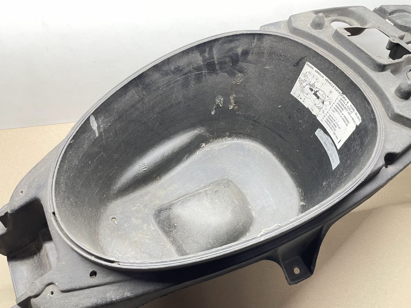 Aprilia SR50 Ditech - original Helmfach Staufach fairing  (109-V)