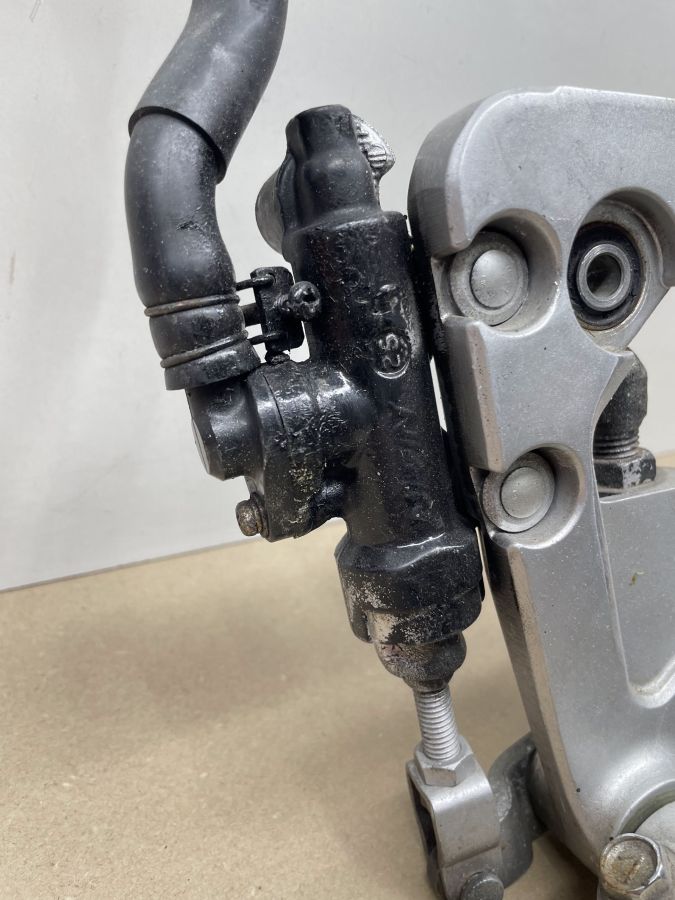 Suzuki GSX 1100 F Fußraste rechts Bremspumpe Fussraste Bremse (118-18)