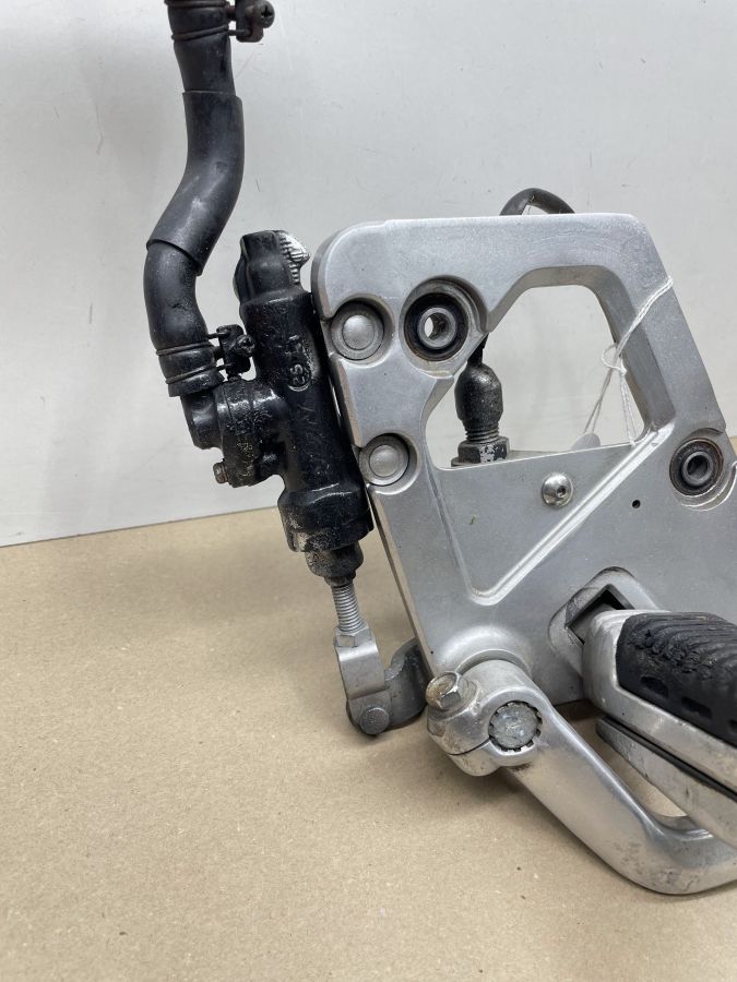 Suzuki GSX 1100 F Fußraste rechts Bremspumpe Fussraste Bremse (118-18)
