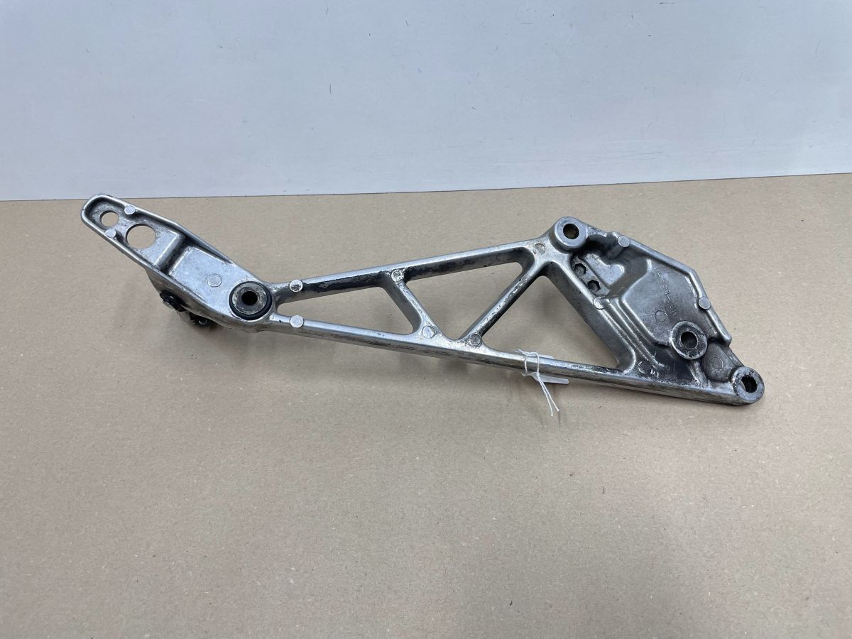 Honda VF 750 F - Fußrastenhalter links vorne mit Fußraste footrest (118-6)