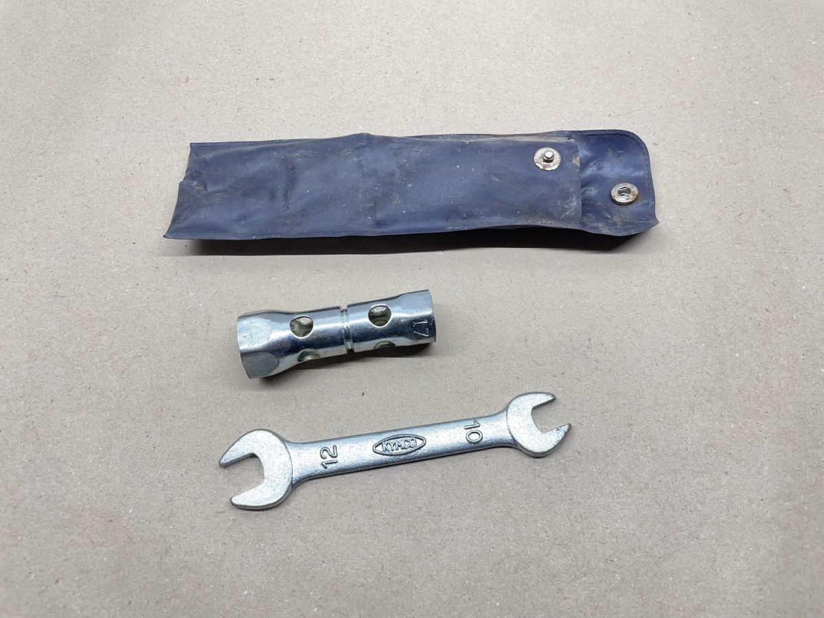 Kymco Spacer, KB, DJ etc.  ORIGINAL Bordwerkzeug Maulschlüssel Zündkerze (102-5)