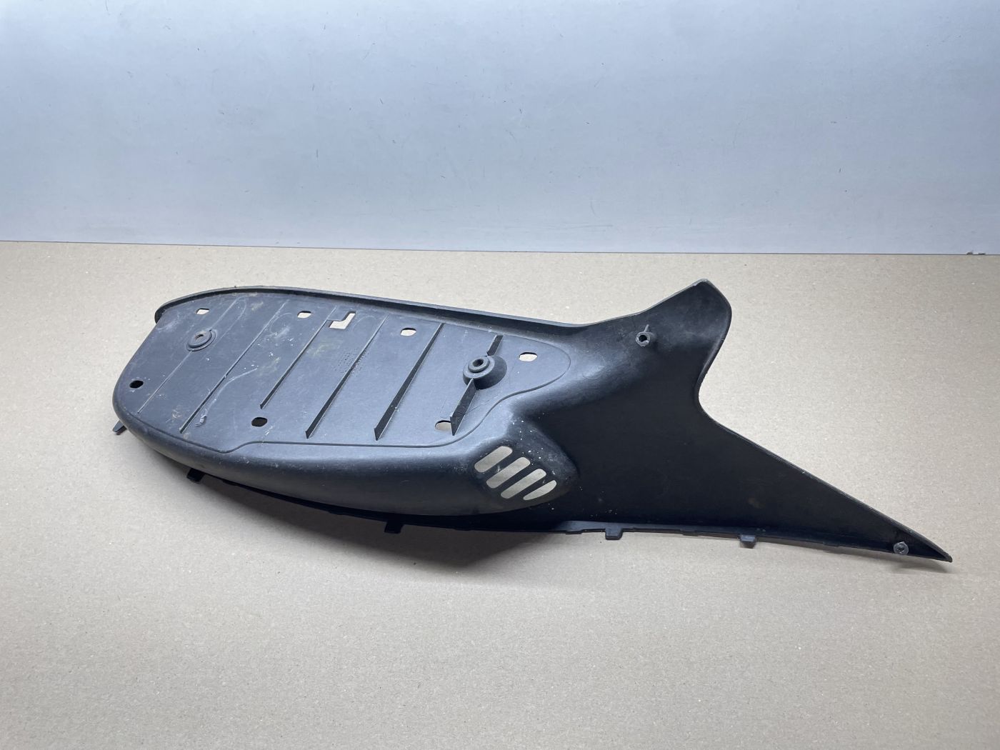 Gilera Runner 50 125 180 - original Trittbrett links Fußablage Verkleidung (109-13)