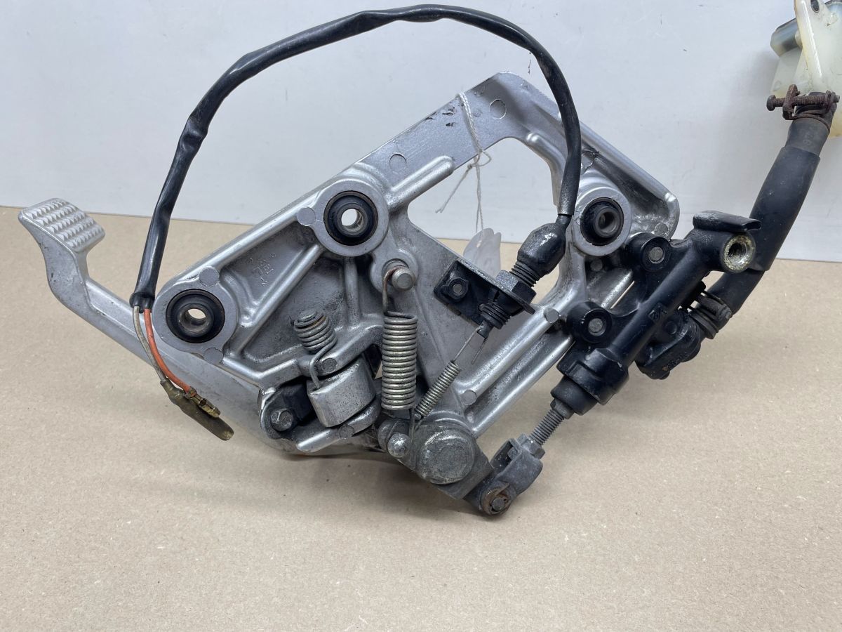 Suzuki GSX 1100 F Fußraste rechts Bremspumpe Fussraste Bremse (118-18)
