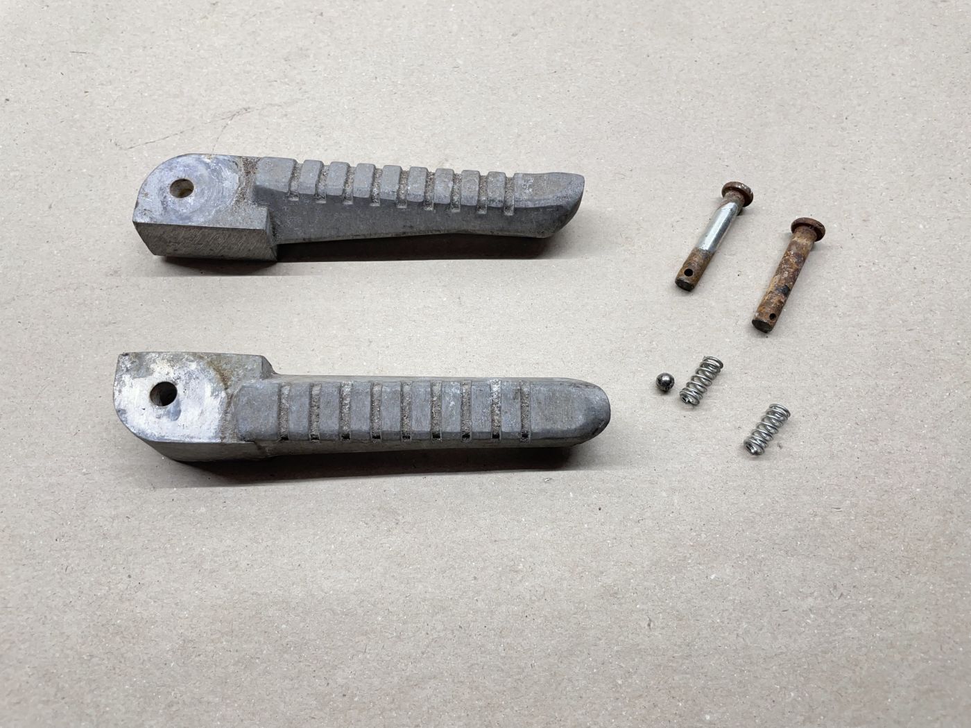 Ering / Baotian BT49QT-7 original Fußraste links rechts Fußablage  (102-14)