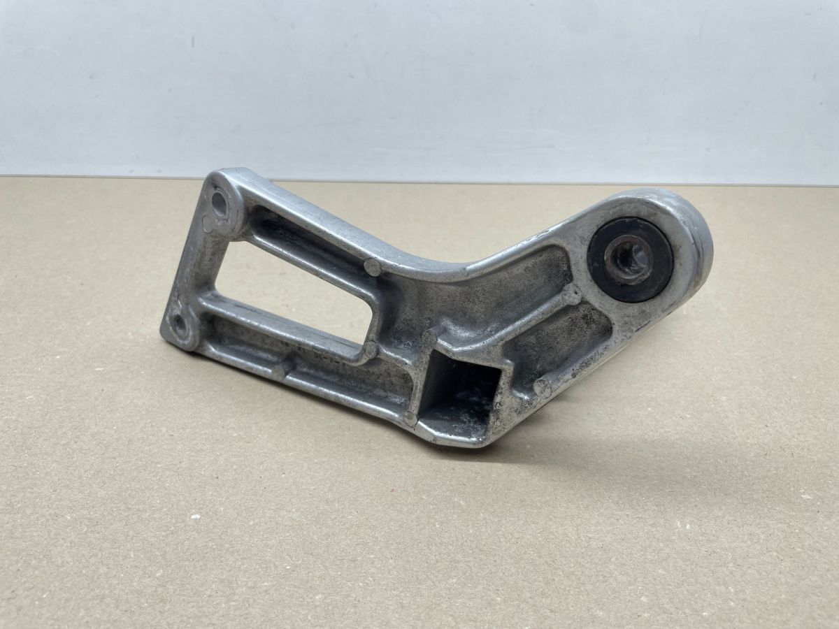 Suzuki GSX 1100 F - Fußraste rechts Fußrastenhalter Soziusraste footrest  (118-18)