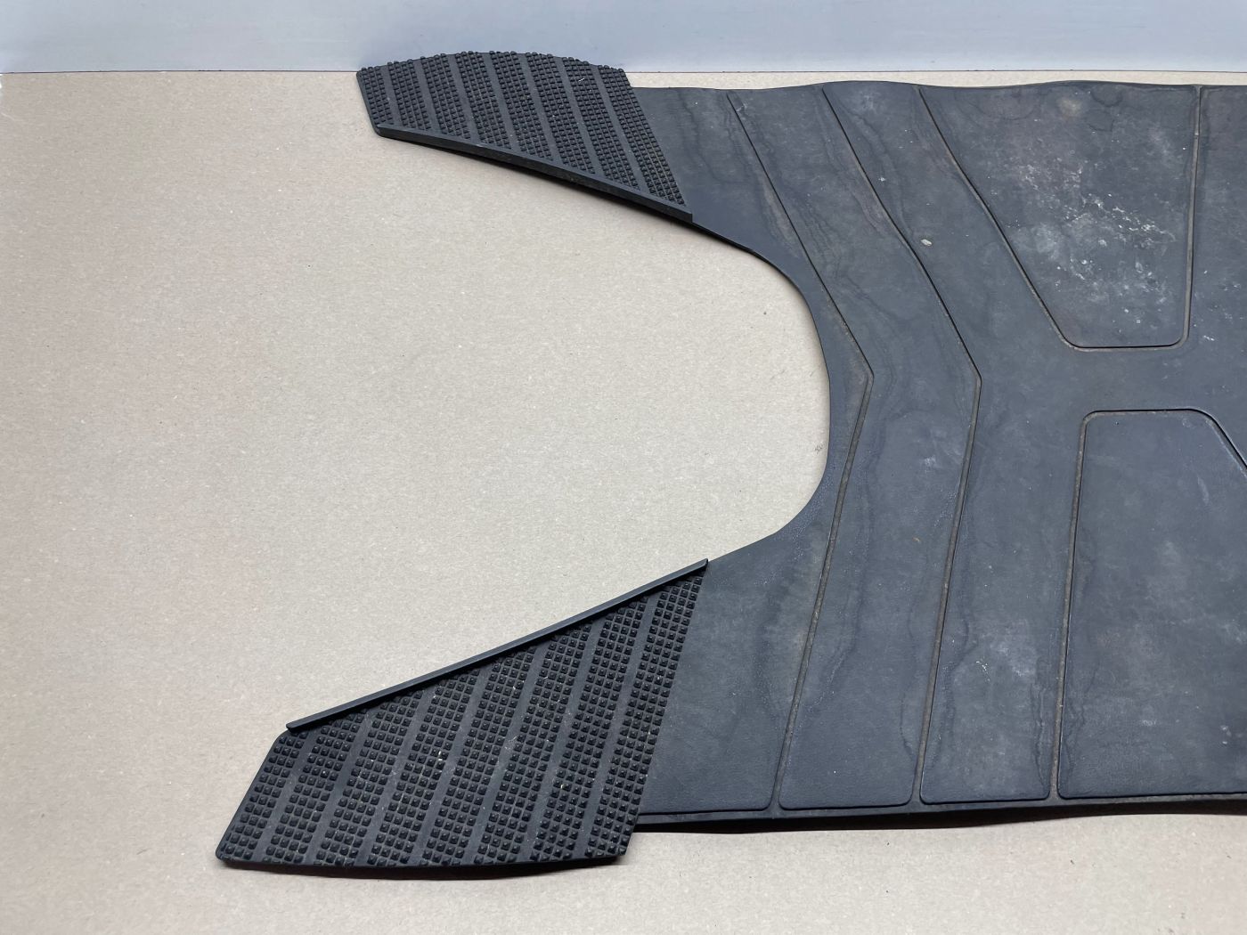 Kymco KB 50  - Gummimatte Fußablage Trittbrett Verkleidung Abdeckung (117)