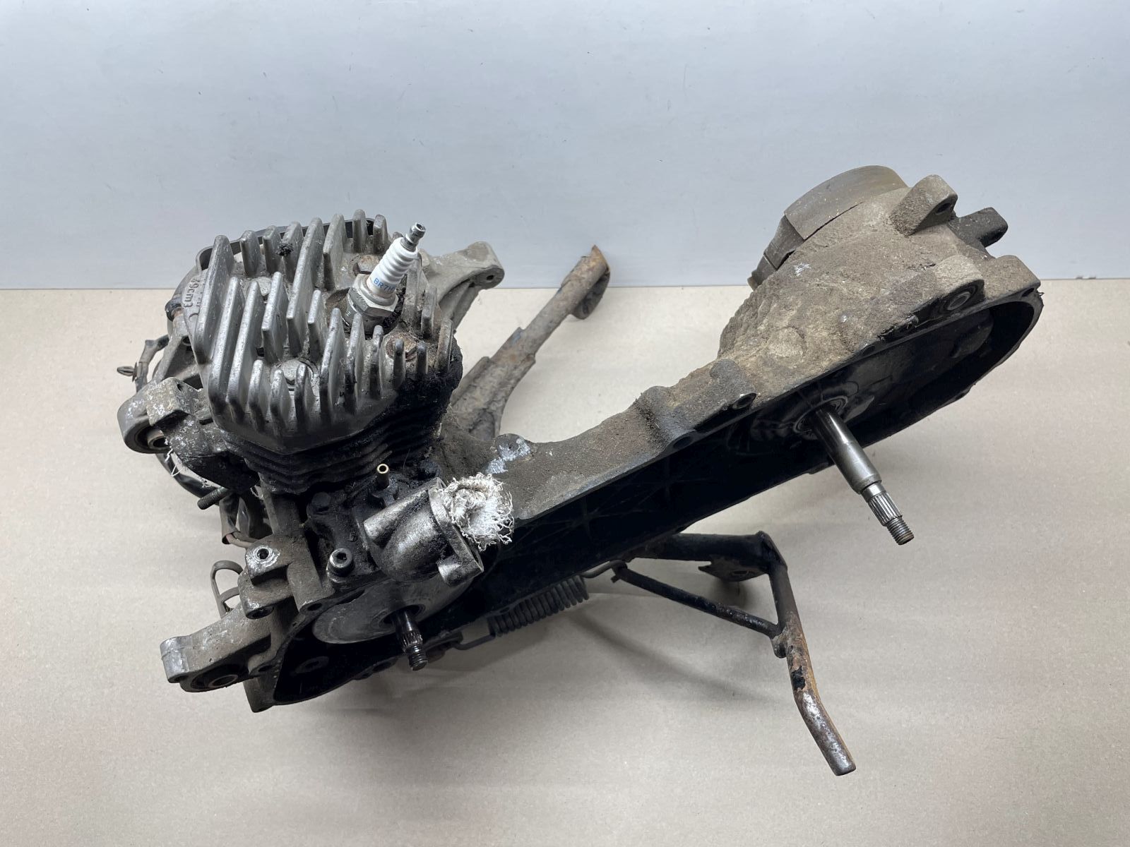 Peugeot TKR Furious 50 -  Motorblock Zylinder Getriebe Kurbelwelle Ständer (89)