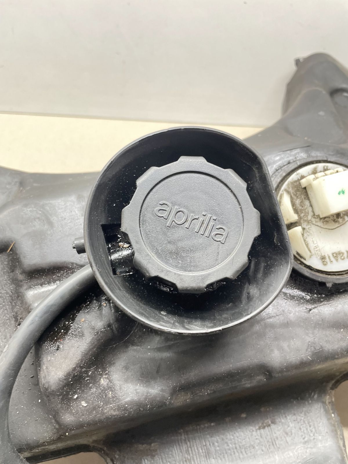 Aprilia SR50 R  - Benzintank Kraftstofftank Tankgeber petrol tank (93)