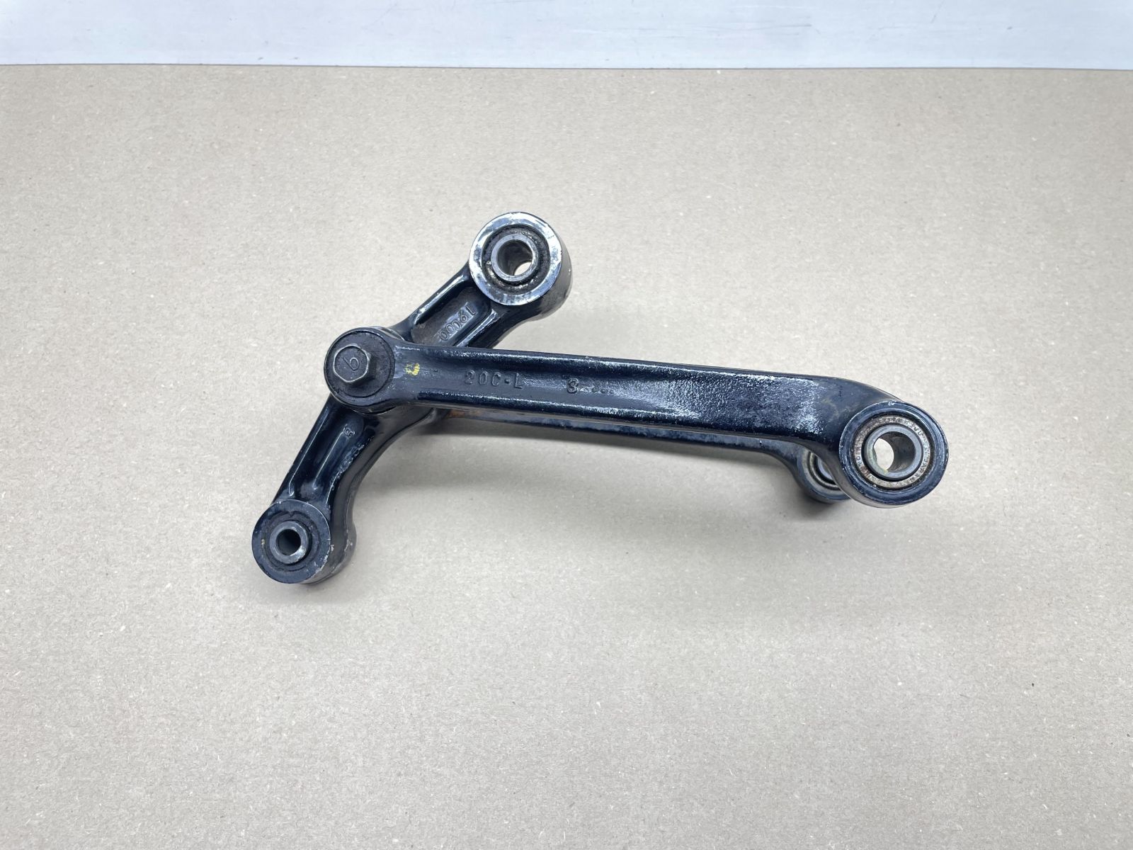 Suzuki GSX 600 F - Federbeinumlenkung Knochen Umlenkung strut linkage (118-24)