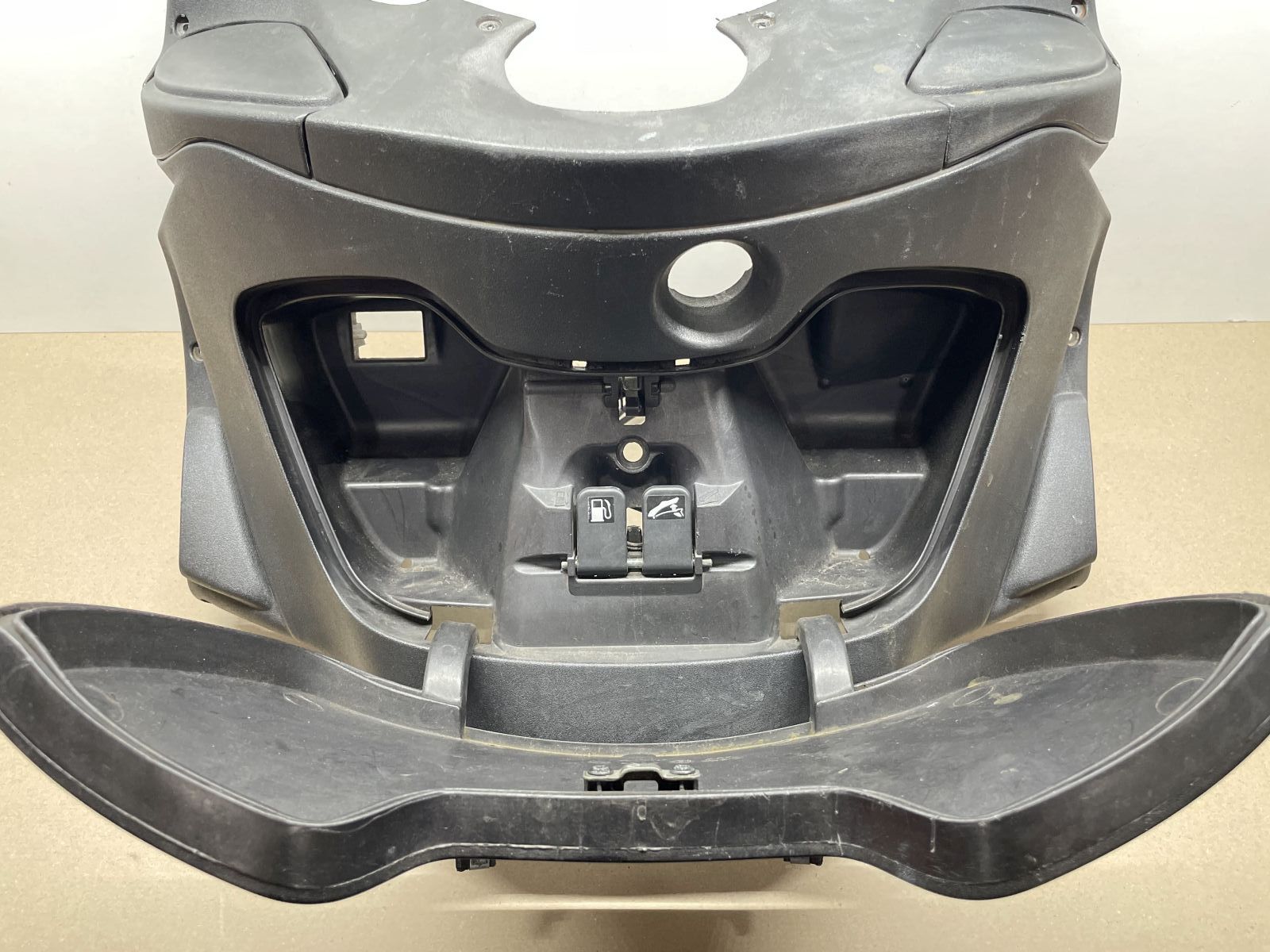 Piaggio X9 250  Beinschild + Sitzbankzug Tankklappenzug Innenraum Abdeckung (75)
