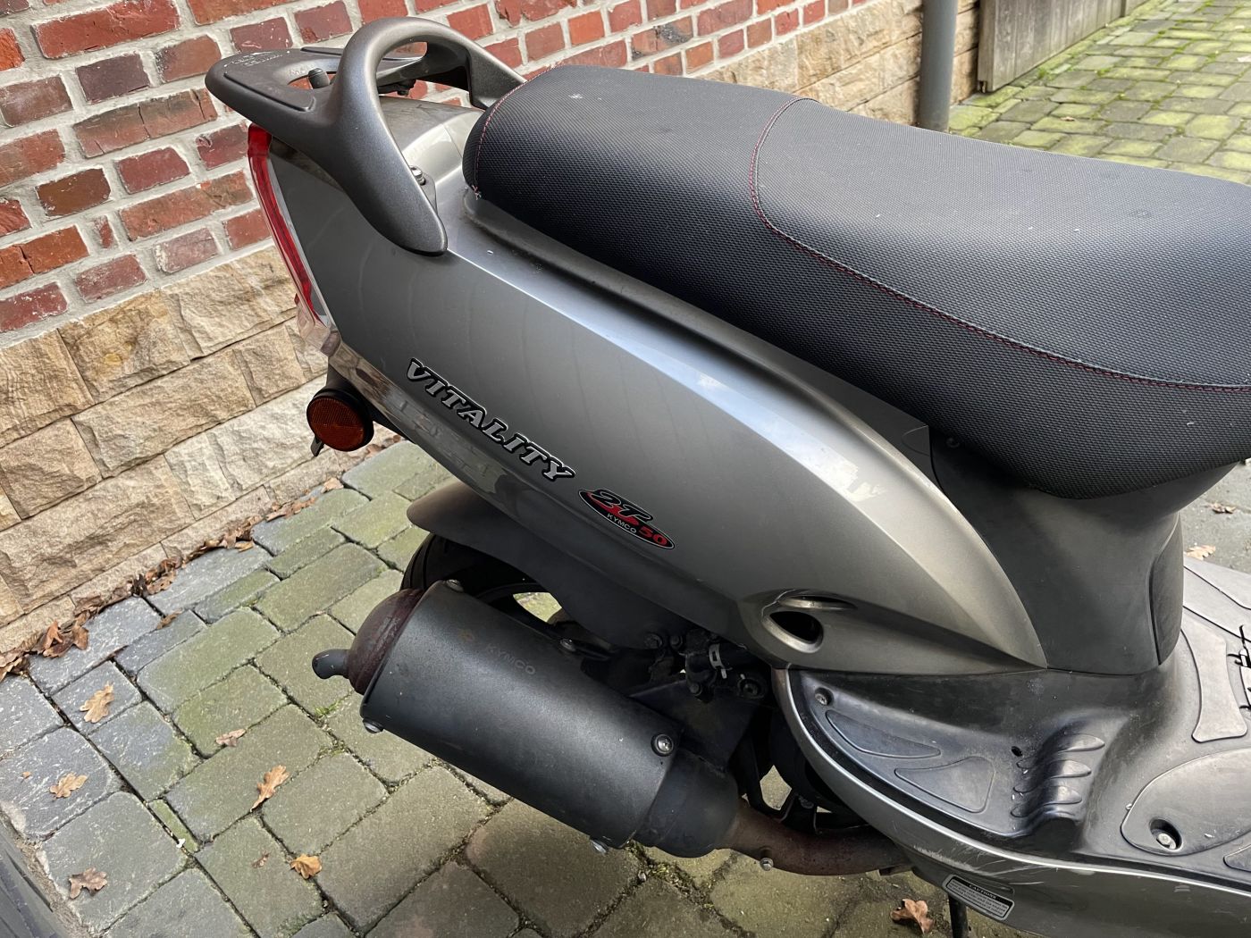 Kymco Vitality 2T - Seitenteil rechts Verkleidung Abdeckung Sitzbank (108)