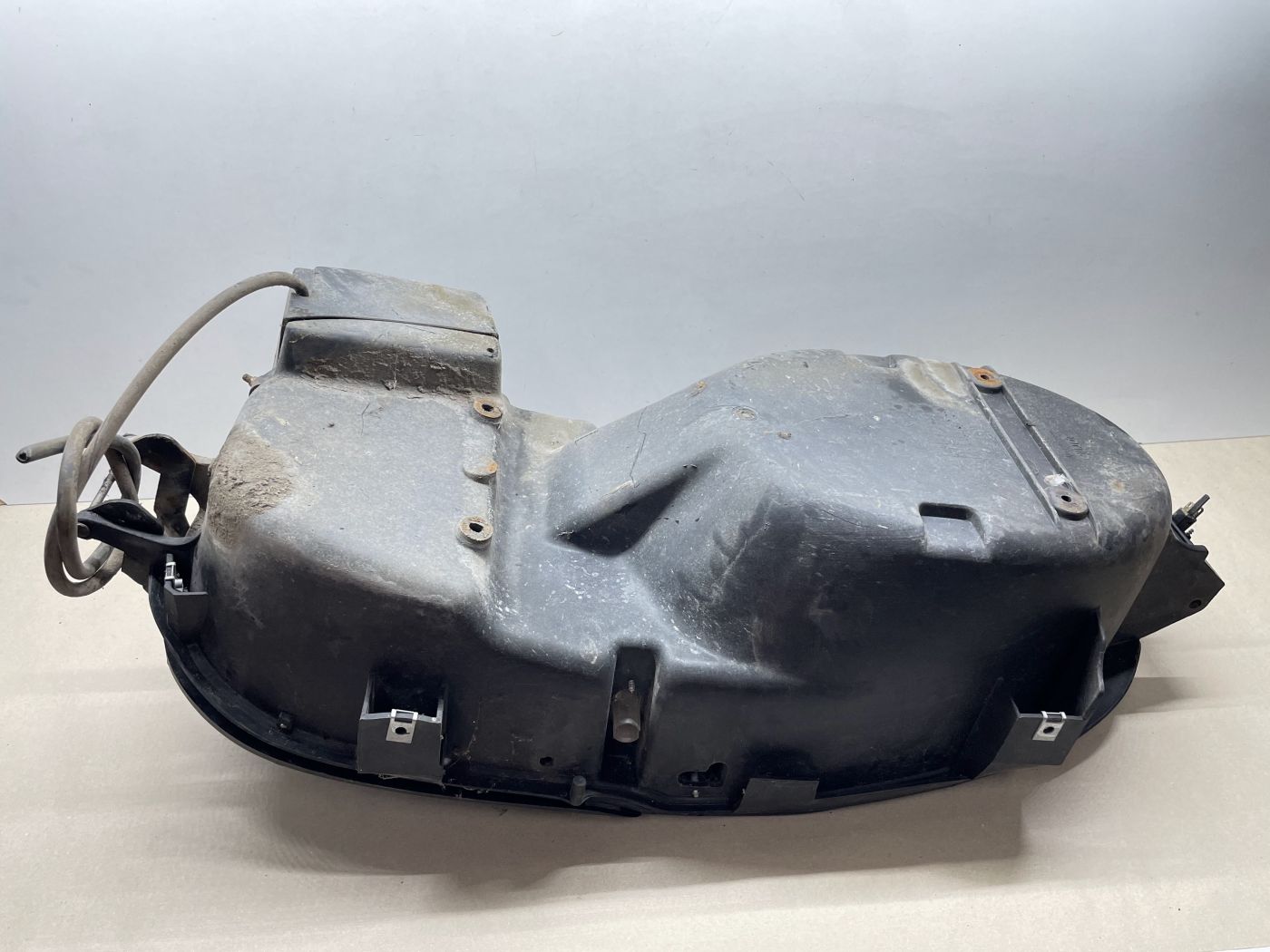 Aprilia Gulliver 50 - Helmfach Rahmen Heckklappe Staufach Verkleidung (102-10)