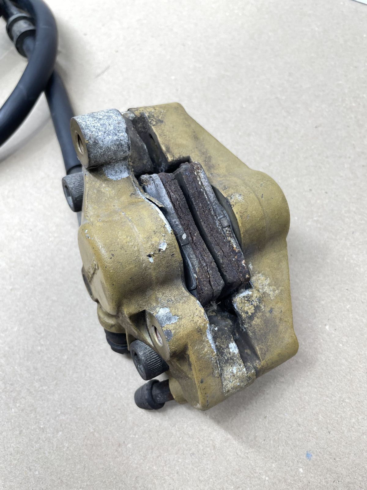 Honda X8R - Bremse hinten Bremszange Bremsleitung rear brake (119)
