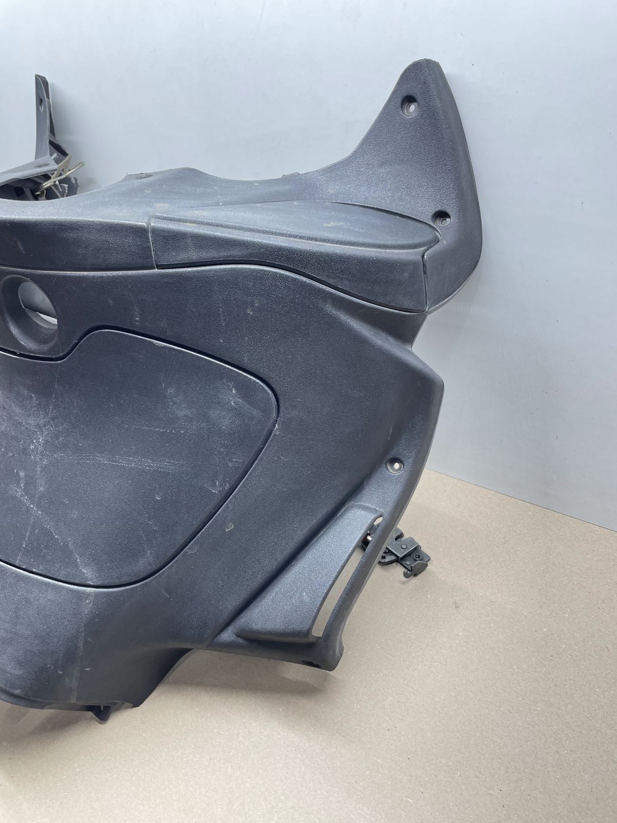 Piaggio X9 250  Beinschild + Sitzbankzug Tankklappenzug Innenraum Abdeckung (75)