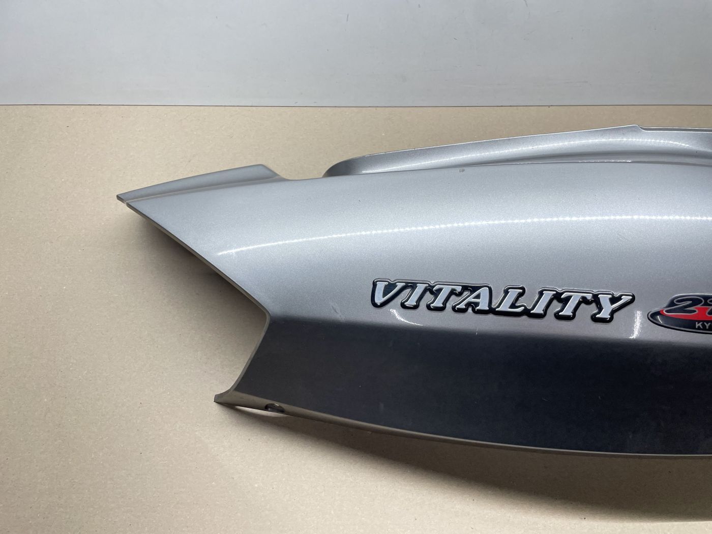 Kymco Vitality 2T - Seitenteil rechts Verkleidung Abdeckung Sitzbank (108)