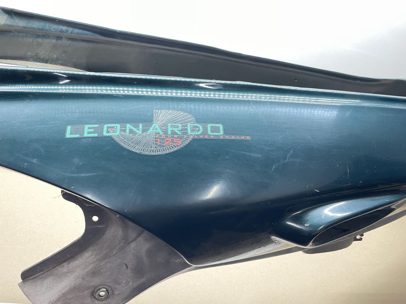 Aprilia Leonardo 125 - Heck Verkleidung Abdeckung Backe fairing (109-1)