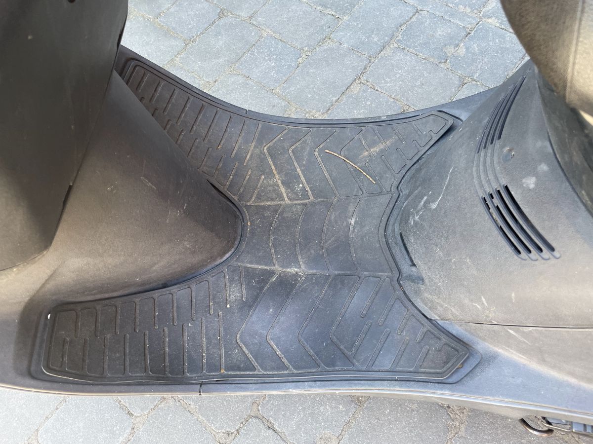 Suzuki AN 125 - Trittbrettgummi Gummimatte Trittbrett Abdeckung Fußablage (77)