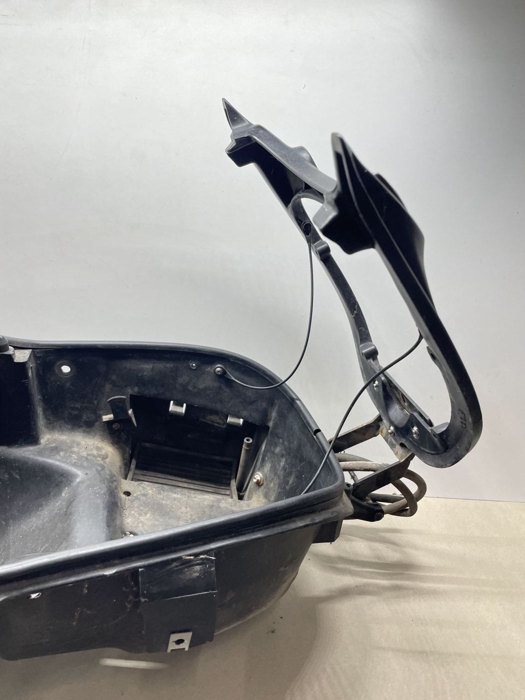Aprilia Gulliver 50 - Helmfach Rahmen Heckklappe Staufach Verkleidung (102-10)
