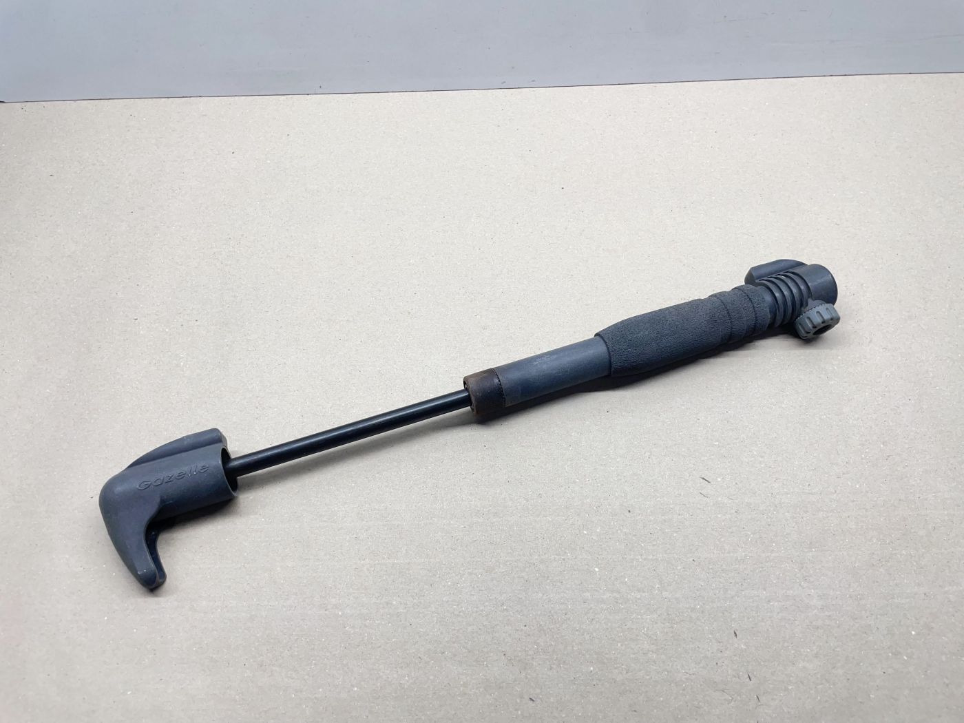 Gazelle E-Bike Orange Innergy - ORIGINAL Luftpumpe Gepäckträger (103)