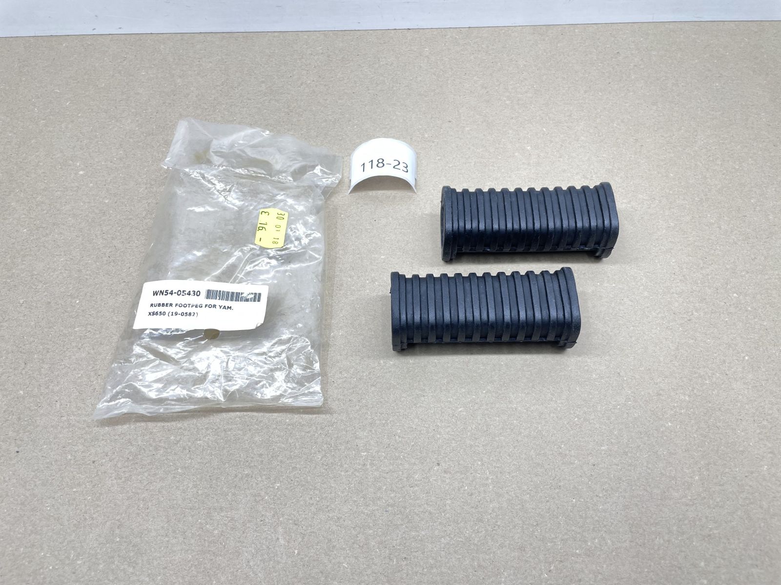 Gummi Fußrasten hinten - YAMAHA XS650 XS750 TX650 rear footrest rubbers (118-23)