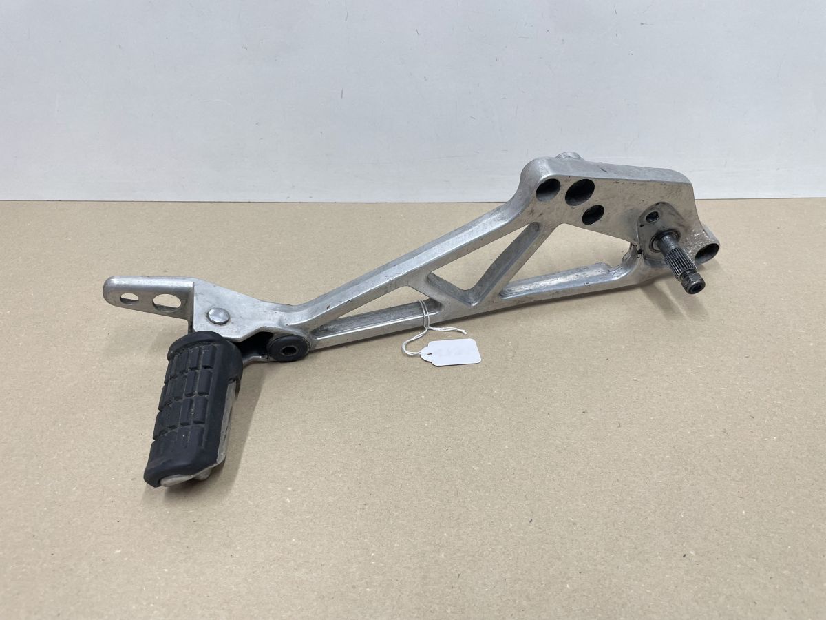 Honda VF 750 F - Fußrastenhalter rechts vorne mit Fußraste footrest (118-6)