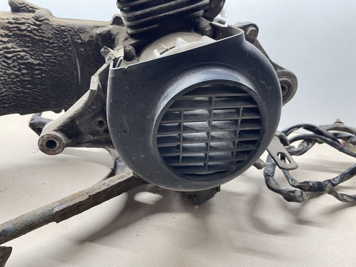 Peugeot TKR Furious 50 -  Motorblock Zylinder Getriebe Kurbelwelle Ständer (89)
