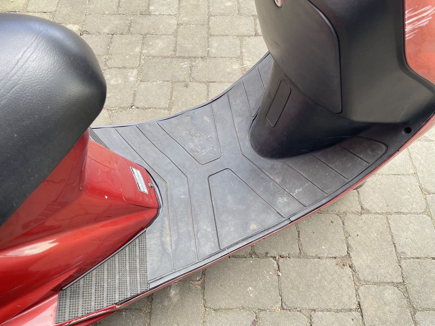 Kymco KB 50  - Gummimatte Fußablage Trittbrett Verkleidung Abdeckung (117)