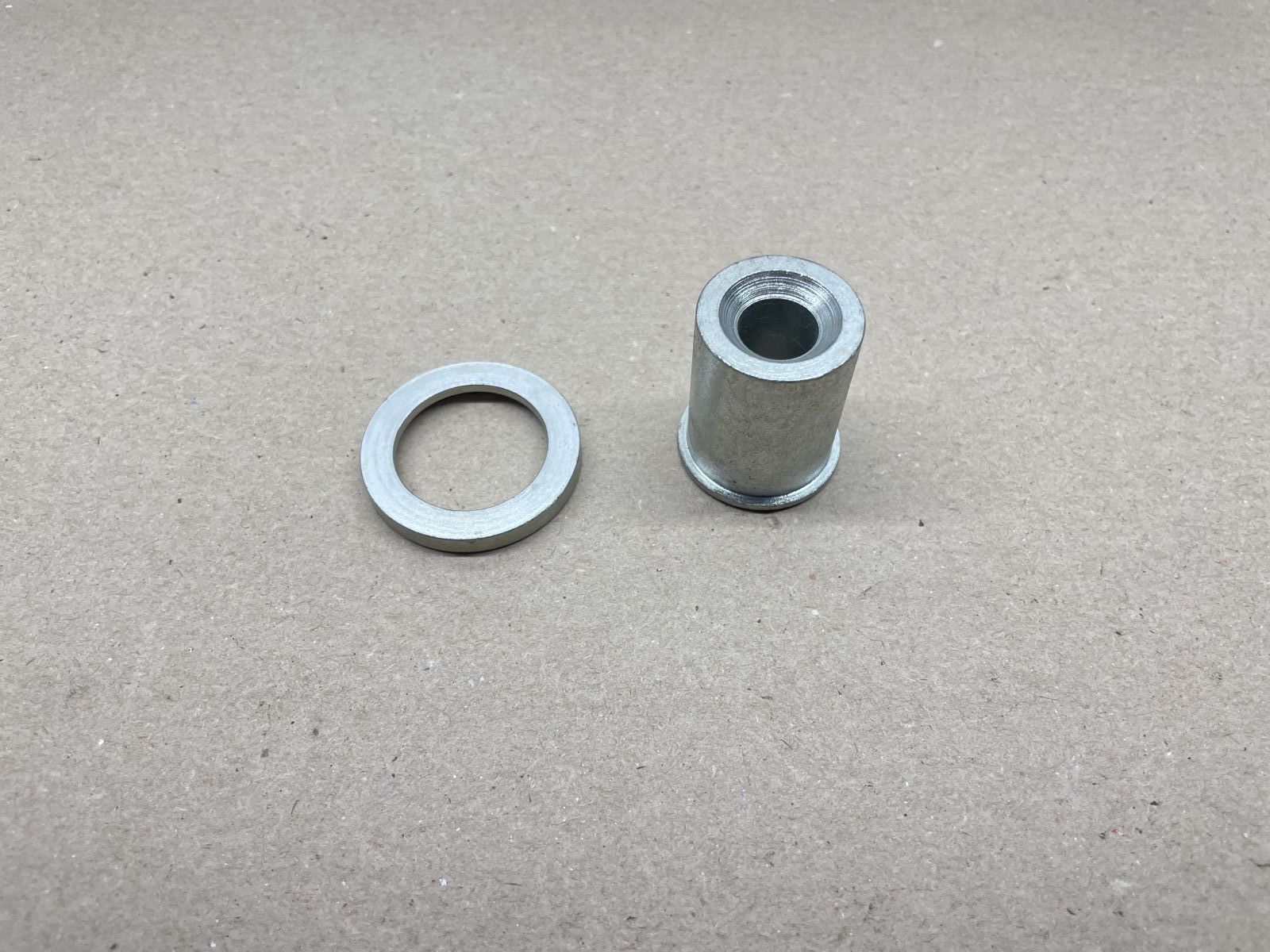 KTM Bora 25 50 - ORIGINAL Distanzsrolle Hinterrad NOS Haltescheibe (39-37)