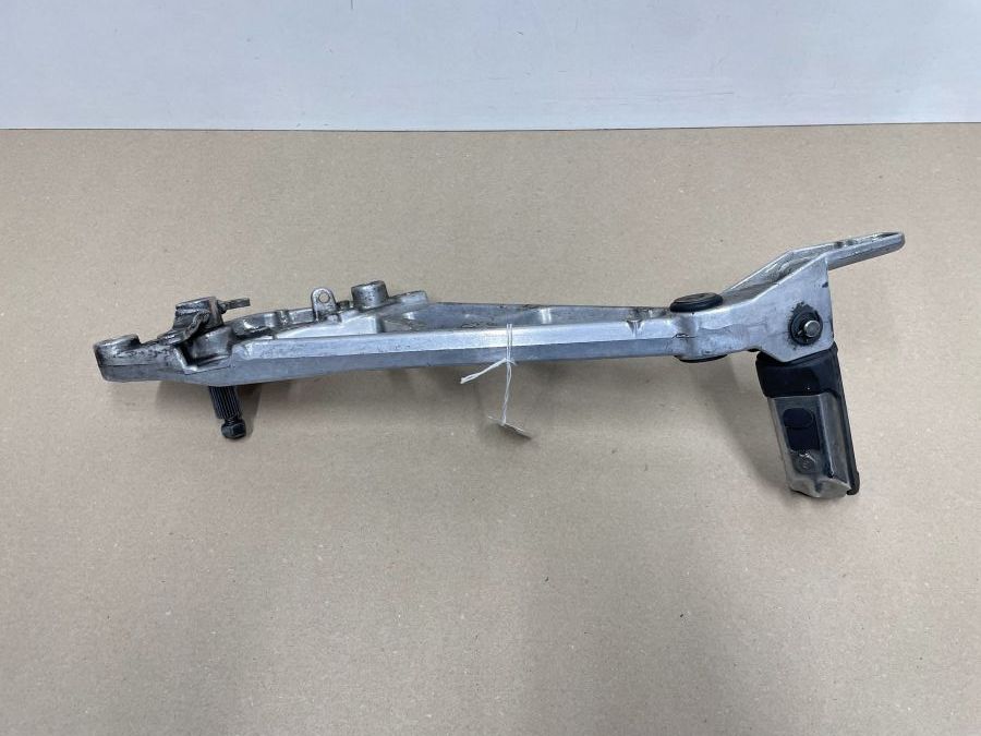 Honda VF 750 F - Fußrastenhalter rechts vorne mit Fußraste footrest (118-6)