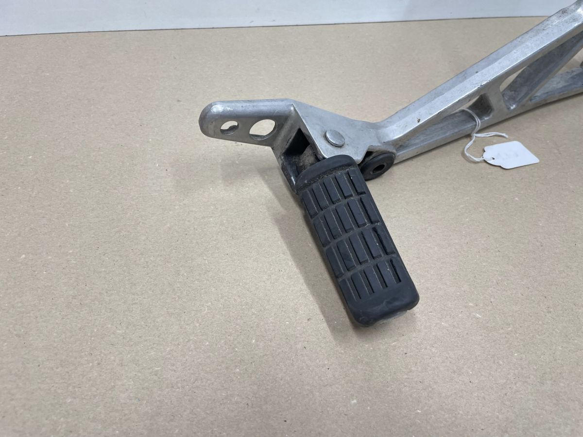 Honda VF 750 F - Fußrastenhalter rechts vorne mit Fußraste footrest (118-6)