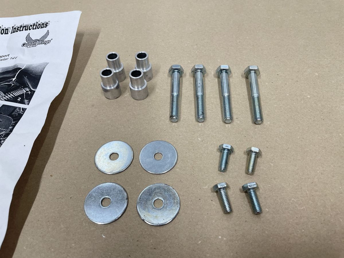 Yamaha Dragstar 125 - Befestigungsmaterial für Taschenhalter NOS NEU (118-16)