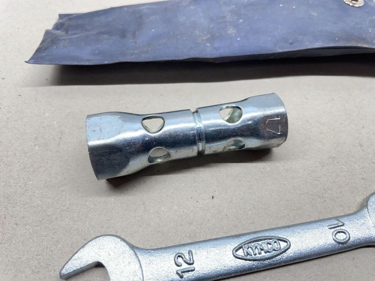 Kymco Spacer, KB, DJ etc.  ORIGINAL Bordwerkzeug Maulschlüssel Zündkerze (102-5)