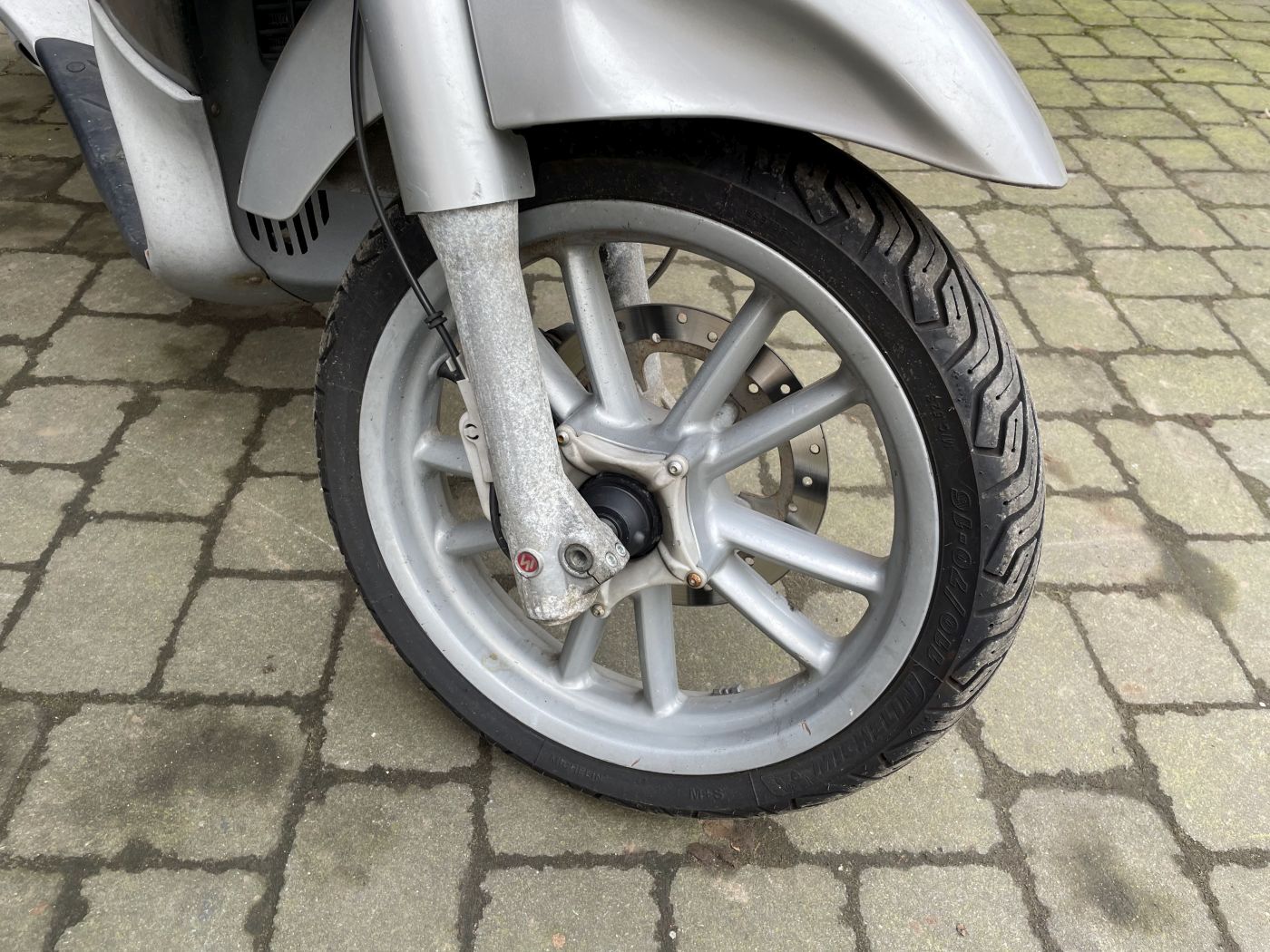 Piaggio Beverly 125 - Vorderrad Reifen Felge vorne front wheel (110)