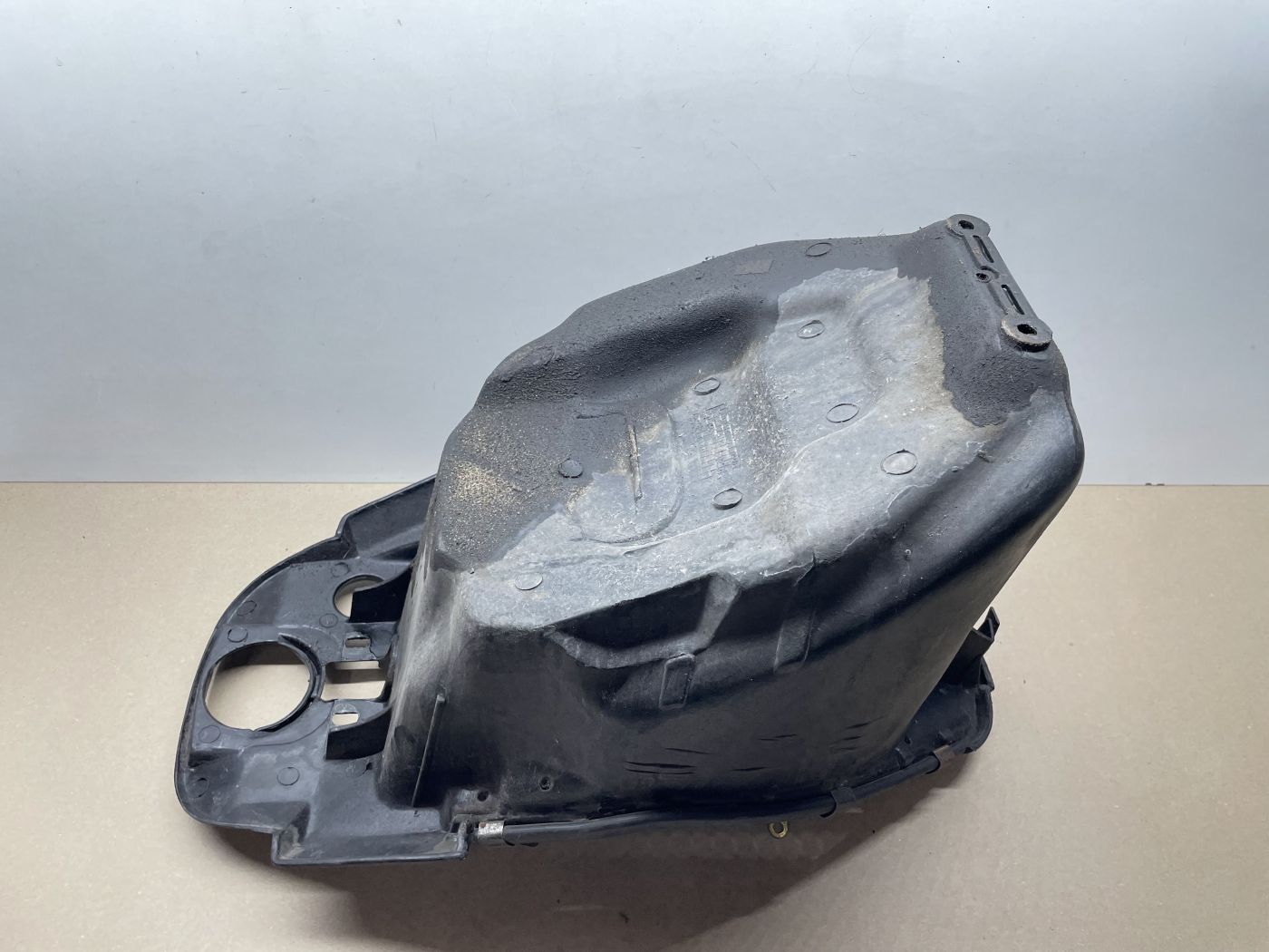 Kymco KB 50  - original Helmfach Staufach  (117)