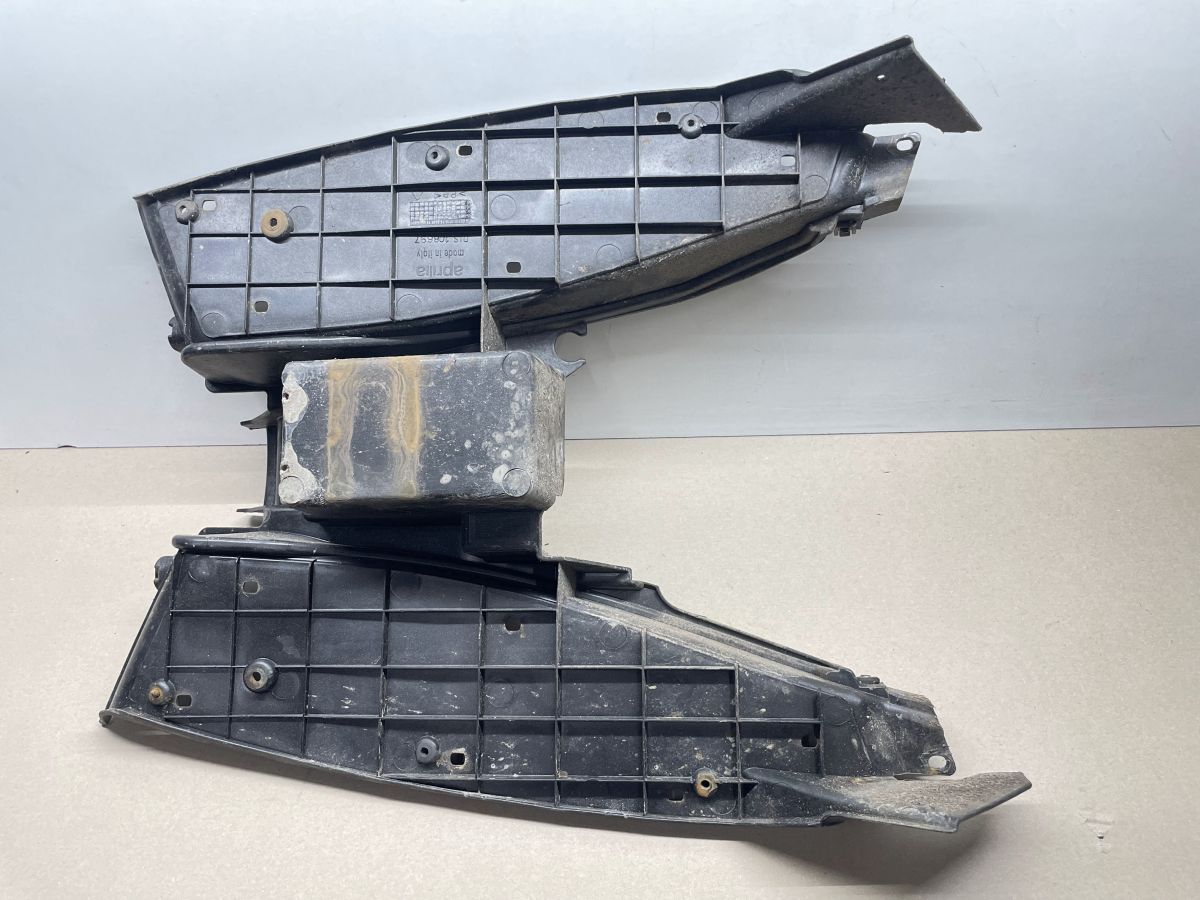 Aprilia SR50 R - Trittbrett Fußablage Abdeckung Verkleidung (93)