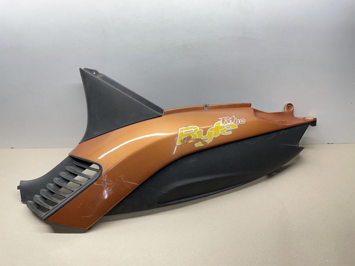 Atala Byte RT10 -  Seitenteil links Verkleidung Abdeckung fairing  (102-17)