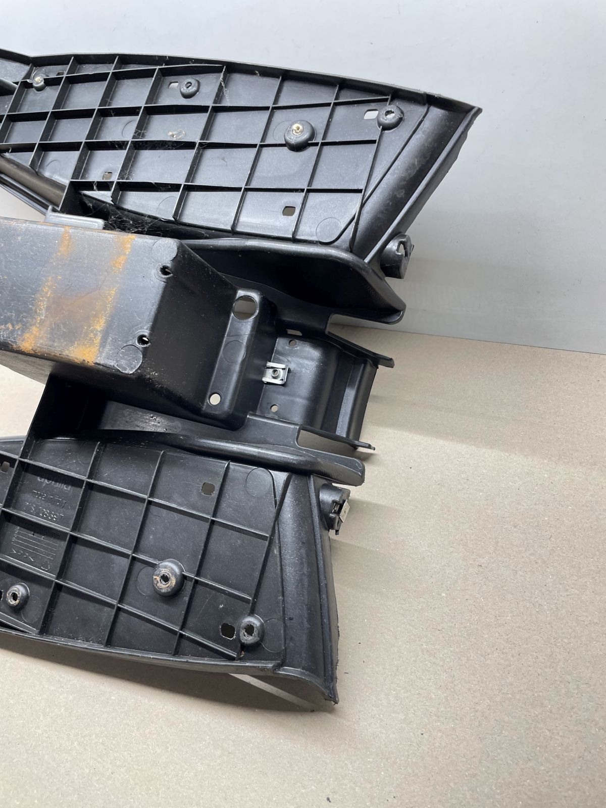 Aprilia SR50 R - Trittbrett Fußablage Abdeckung Verkleidung (67)
