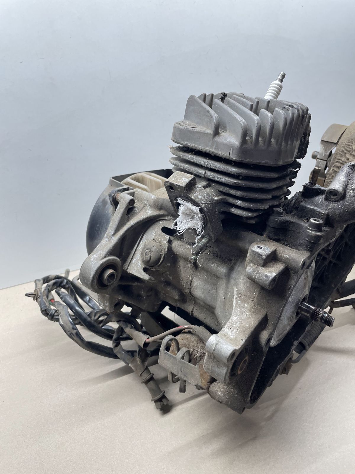 Peugeot TKR Furious 50 -  Motorblock Zylinder Getriebe Kurbelwelle Ständer (89)
