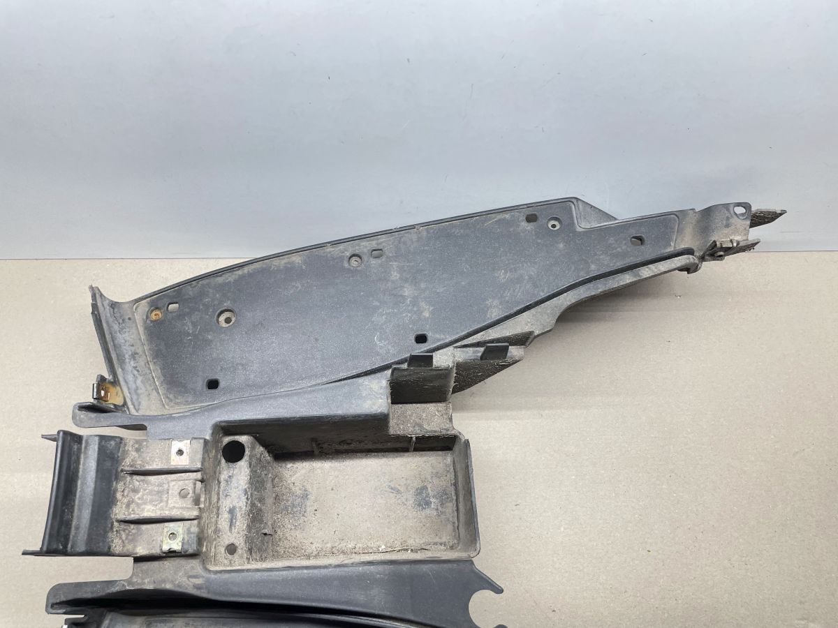 Aprilia SR50 R - Trittbrett Fußablage Abdeckung Verkleidung (93)